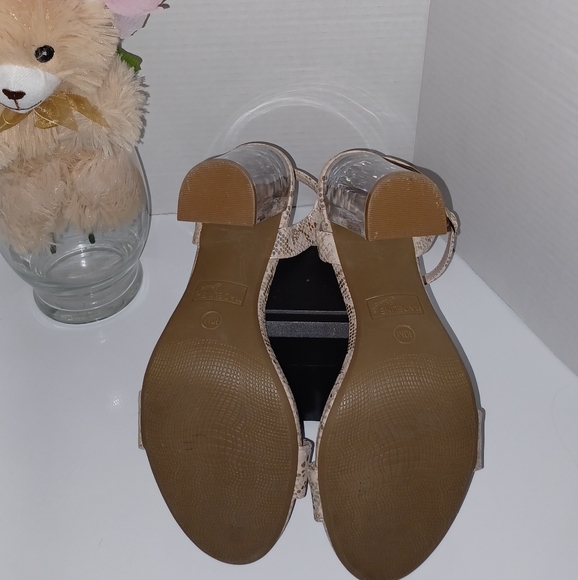 MADELINE STUART Women's Tan/Gold Sandals 4" Clear Block Heel Size 10 M Open Toe. - Picture 4 of 6